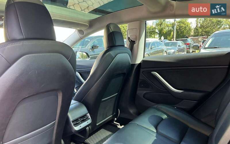 Седан Tesla Model 3 2019 в Івано-Франківську