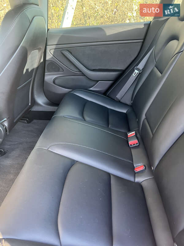 Седан Tesla Model 3 2019 в Ужгороді