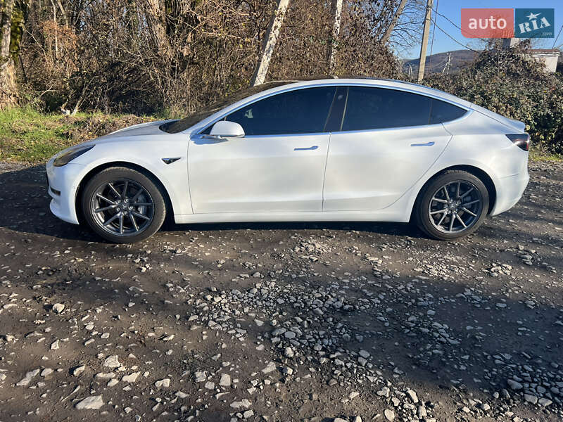 Седан Tesla Model 3 2019 в Ужгороді