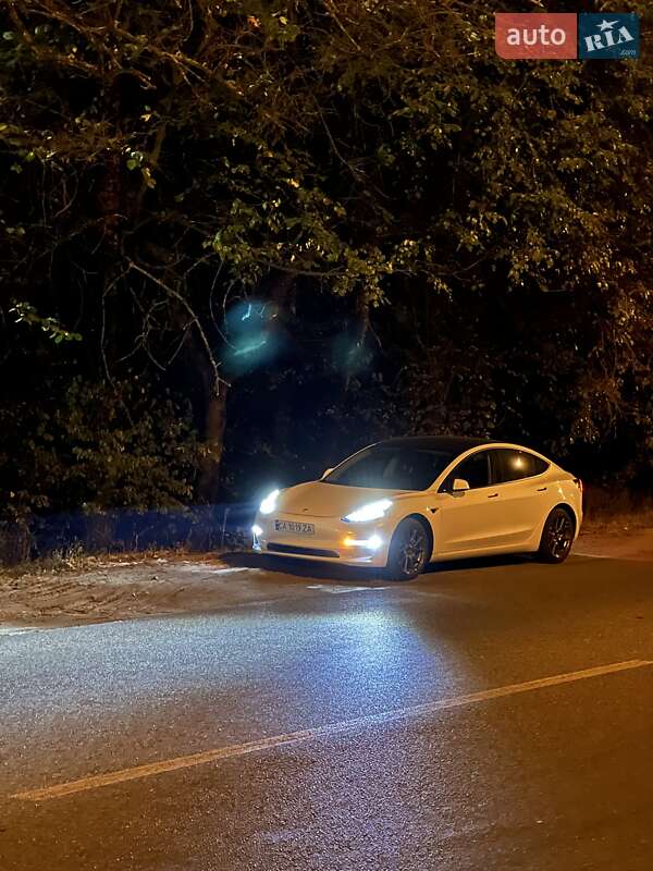 Седан Tesla Model 3 2022 в Черкасах