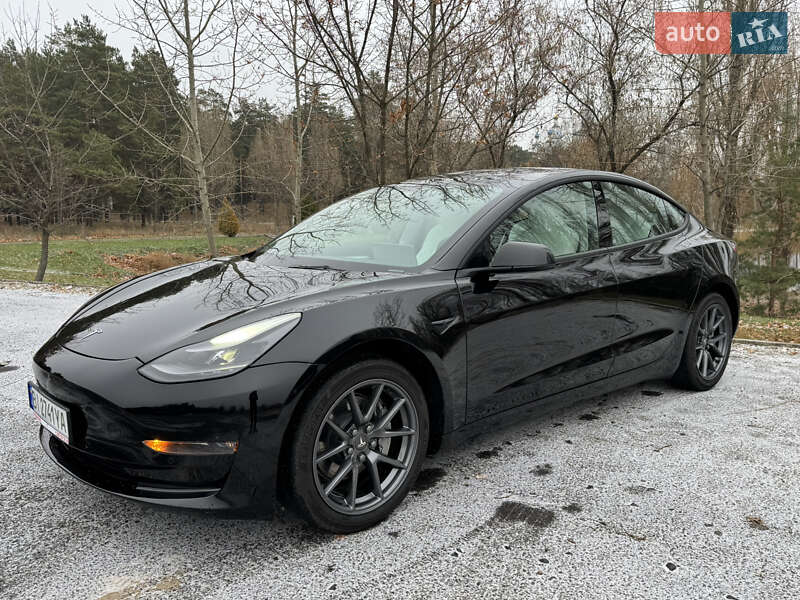 Седан Tesla Model 3 2022 в Горішніх Плавнях