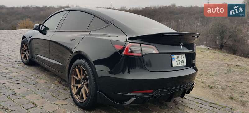 Седан Tesla Model 3 2022 в Житомирі