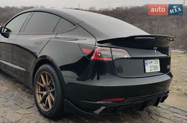 Седан Tesla Model 3 2022 в 