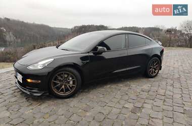 Седан Tesla Model 3 2022 в 