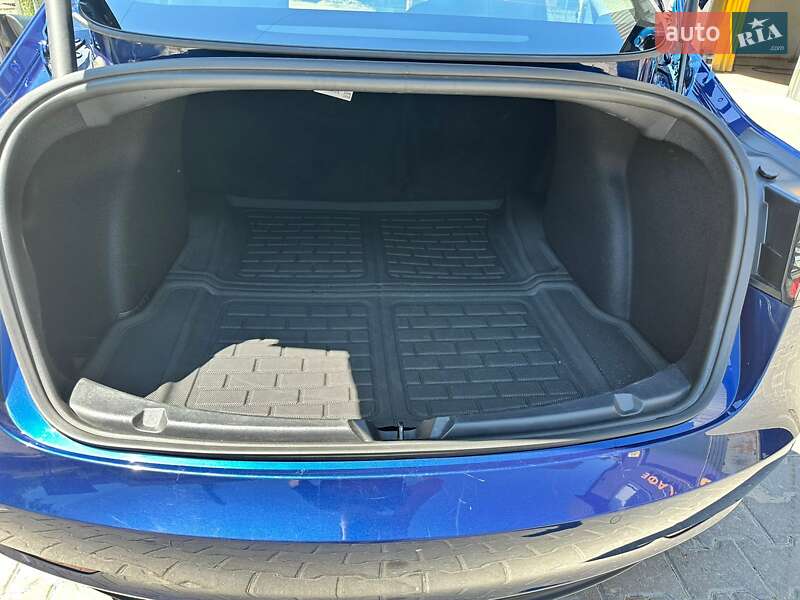 Седан Tesla Model 3 2021 в Киеве