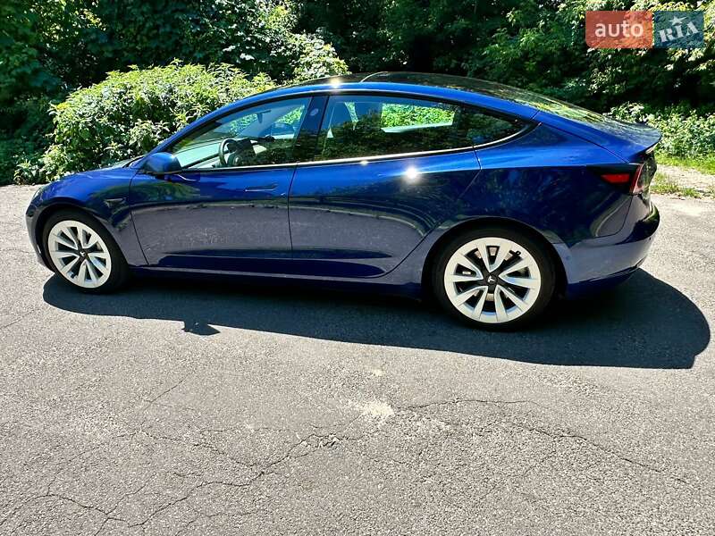 Седан Tesla Model 3 2021 в Киеве