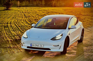 Седан Tesla Model 3 2022 в 
