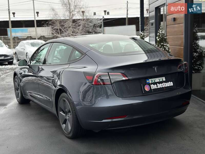 Седан Tesla Model 3 2023 в Рівному