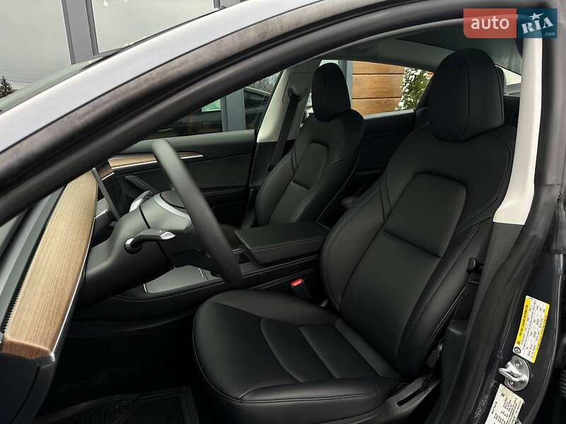 Седан Tesla Model 3 2023 в Рівному