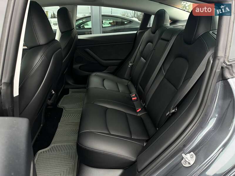 Седан Tesla Model 3 2023 в Рівному