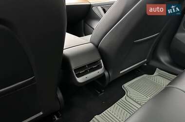 Седан Tesla Model 3 2023 в 