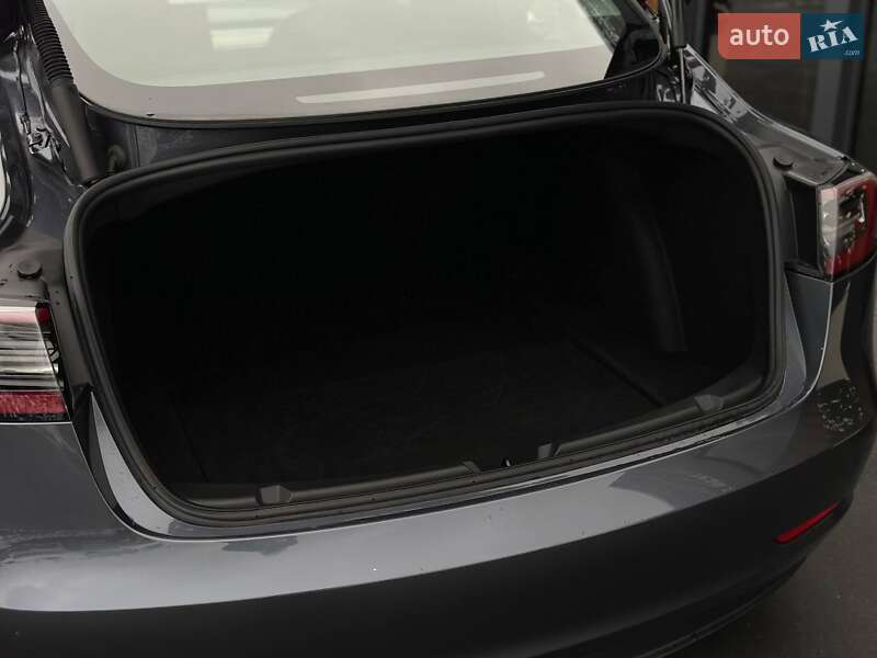 Седан Tesla Model 3 2023 в Рівному