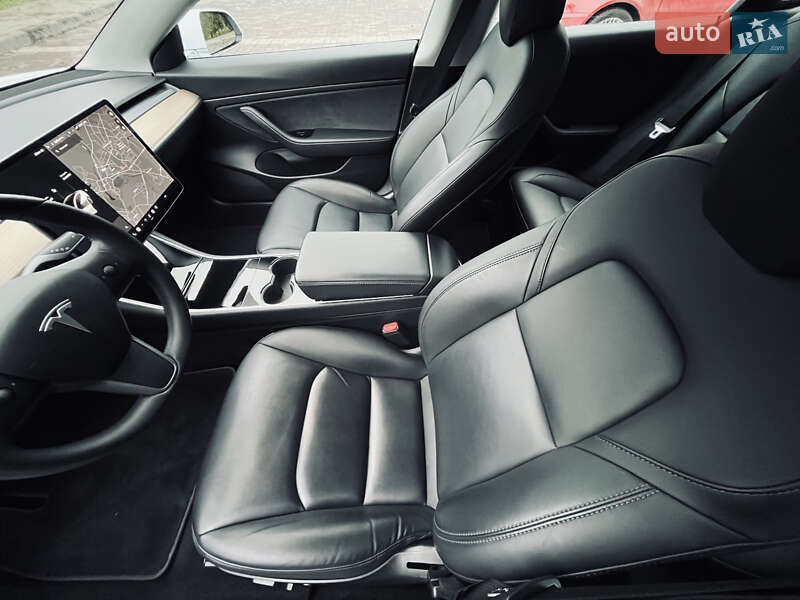 Седан Tesla Model 3 2020 в Луцке