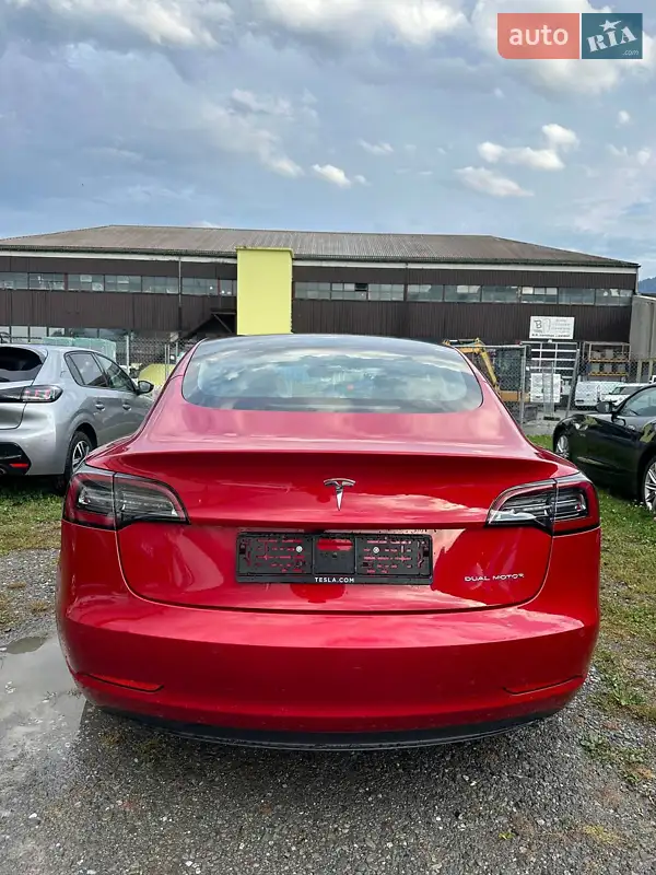 Седан Tesla Model 3 2020 в 