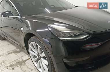 Седан Tesla Model 3 2018 в Умані