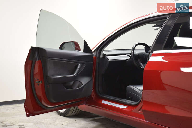 Седан Tesla Model 3 2019 в Ужгороді