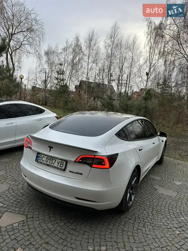 Седан Tesla Model 3 2021 в 
