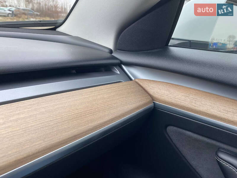 Седан Tesla Model 3 2023 в Рівному