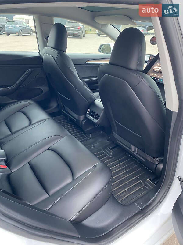 Седан Tesla Model 3 2023 в Рівному