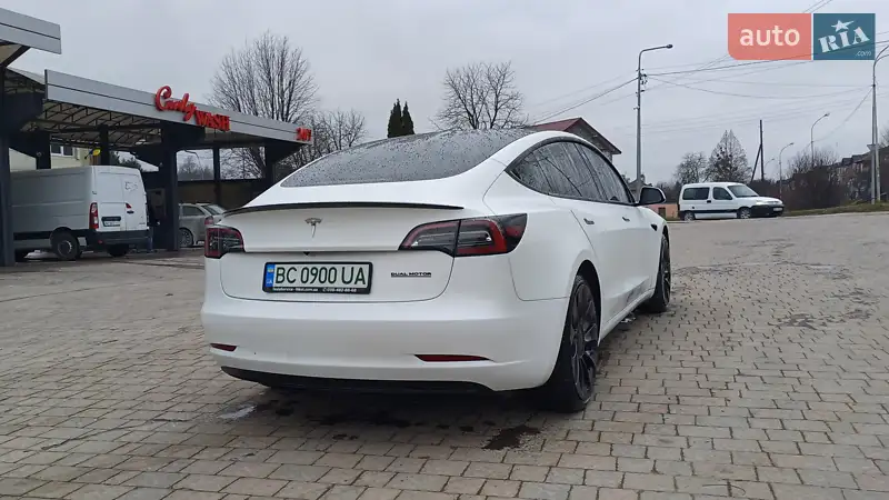 Седан Tesla Model 3 2023 в 