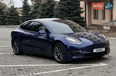Седан Tesla Model 3 2021 в 