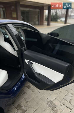 Седан Tesla Model 3 2021 в 