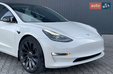 Седан Tesla Model 3 2021 в Долині