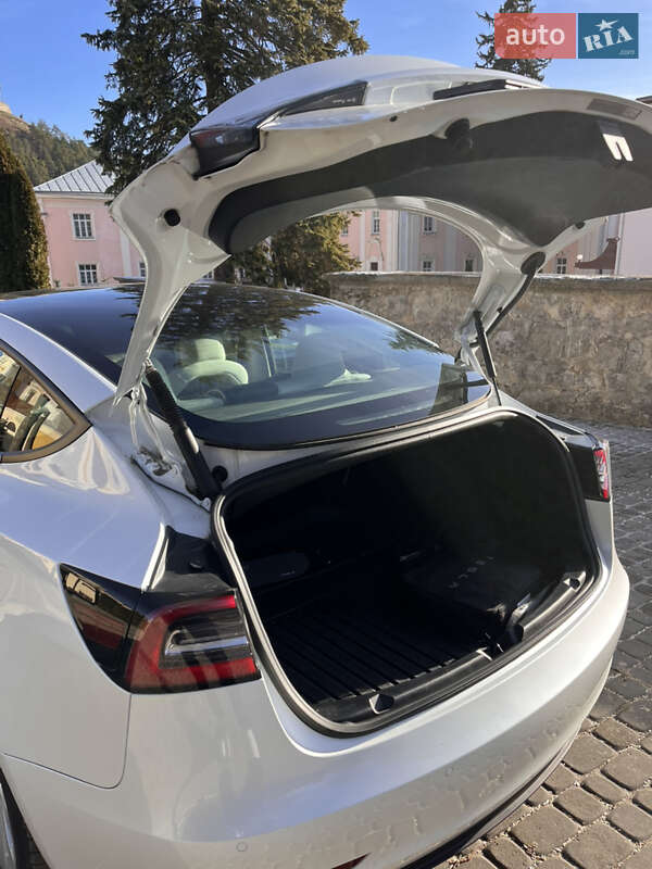 Седан Tesla Model 3 2021 в Тернополе