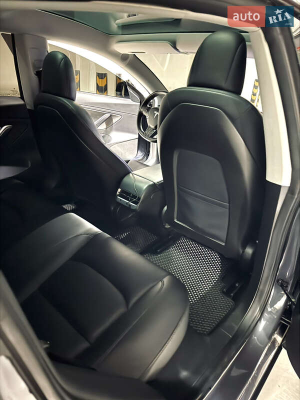 Седан Tesla Model 3 2018 в Чернівцях