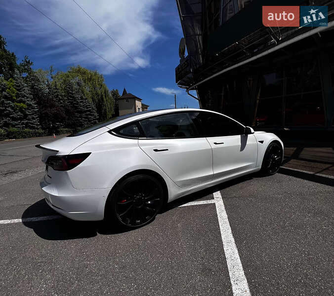 Седан Tesla Model 3 2021 в Киеве