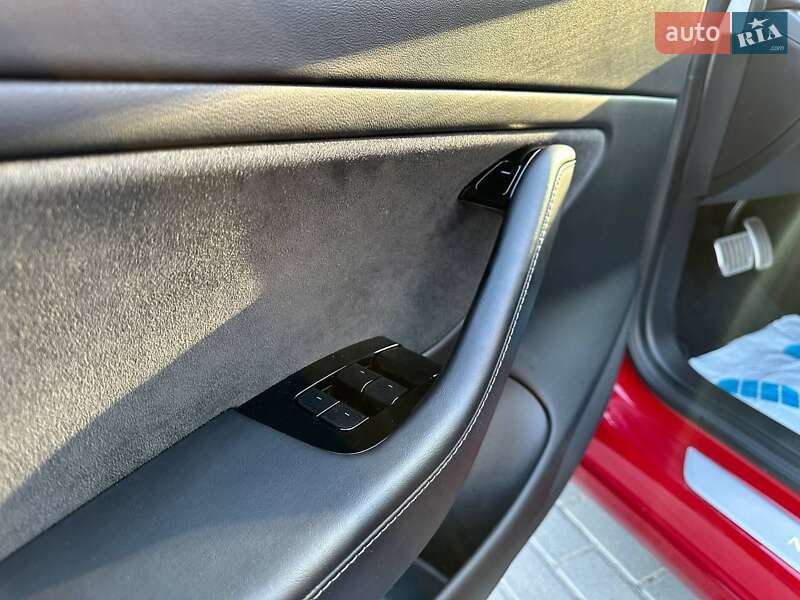 Седан Tesla Model 3 2018 в Шумську