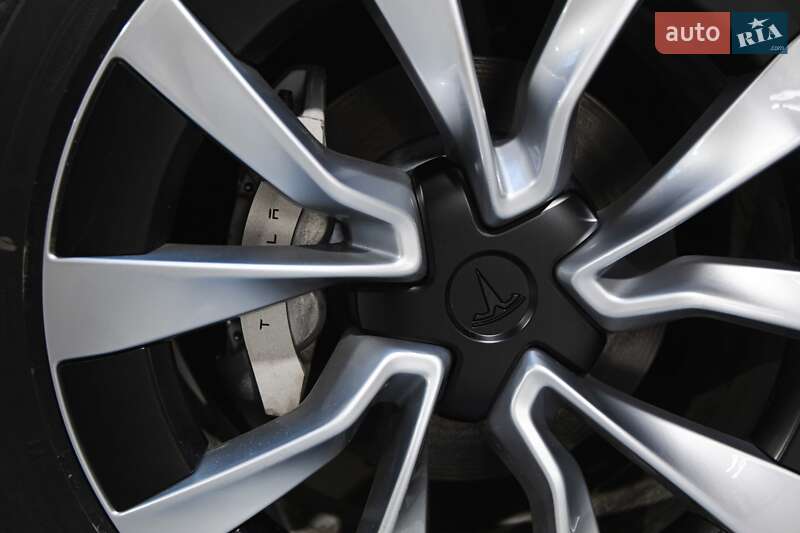 Седан Tesla Model 3 2024 в Луцьку
