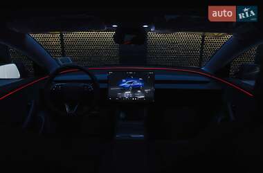 Седан Tesla Model 3 2024 в 