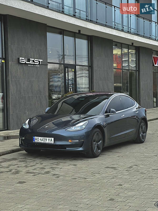 Седан Tesla Model 3 2018 в Ужгороді