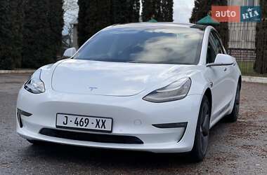 Седан Tesla Model 3 2019 в Дубні