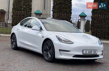 Седан Tesla Model 3 2019 в Дубні