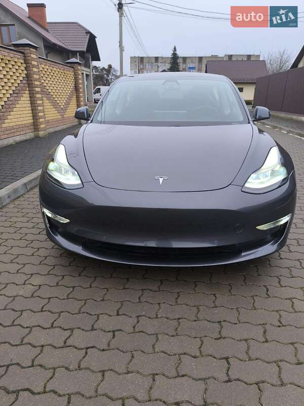 Седан Tesla Model 3 2021 в Володимирі