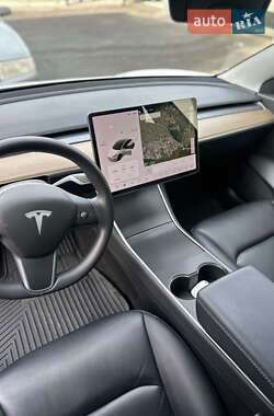 Седан Tesla Model 3 2020 в 