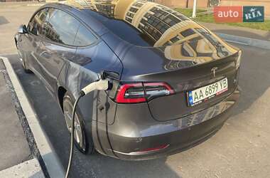 Седан Tesla Model 3 2022 в 