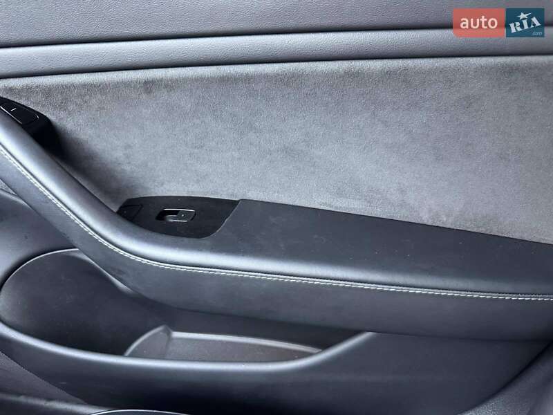 Седан Tesla Model 3 2019 в Киеве