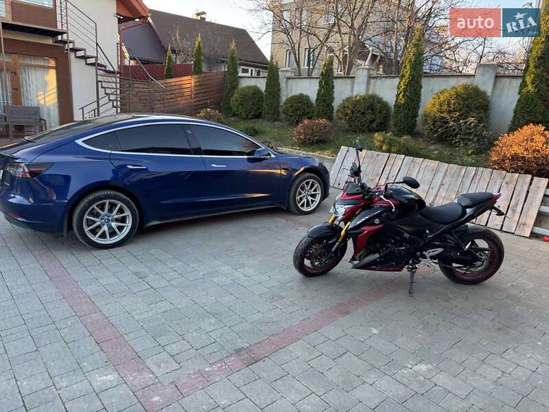 Седан Tesla Model 3 2019 в Киеве