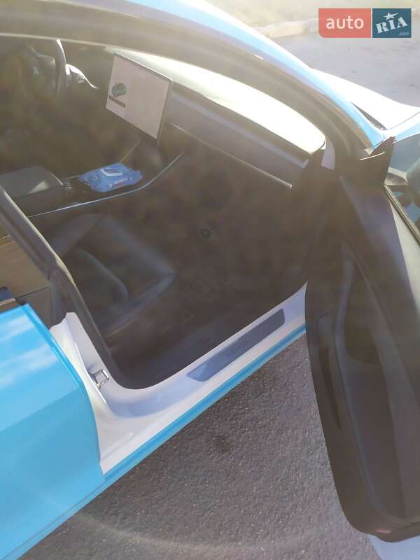 Седан Tesla Model 3 2019 в Вінниці