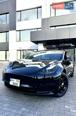 Седан Tesla Model 3 2022 в 