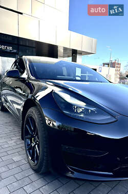 Седан Tesla Model 3 2022 в 