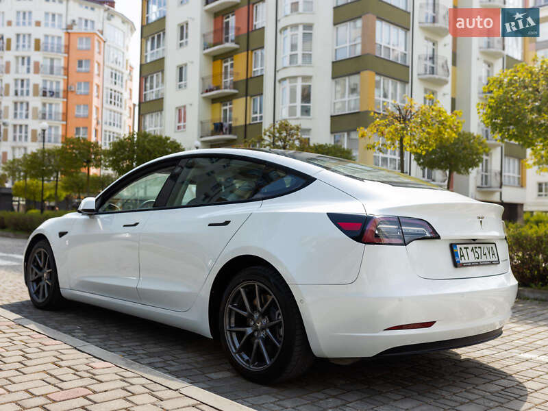 Седан Tesla Model 3 2021 в Криховцах