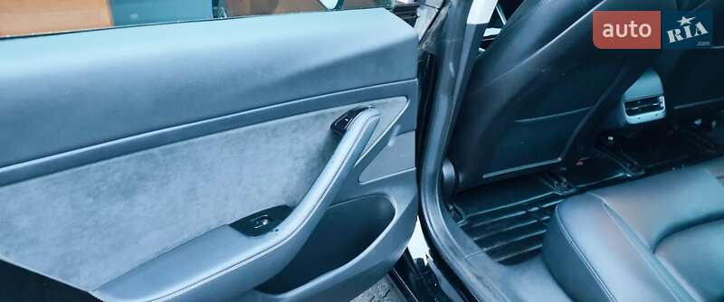 Седан Tesla Model 3 2020 в Рівному