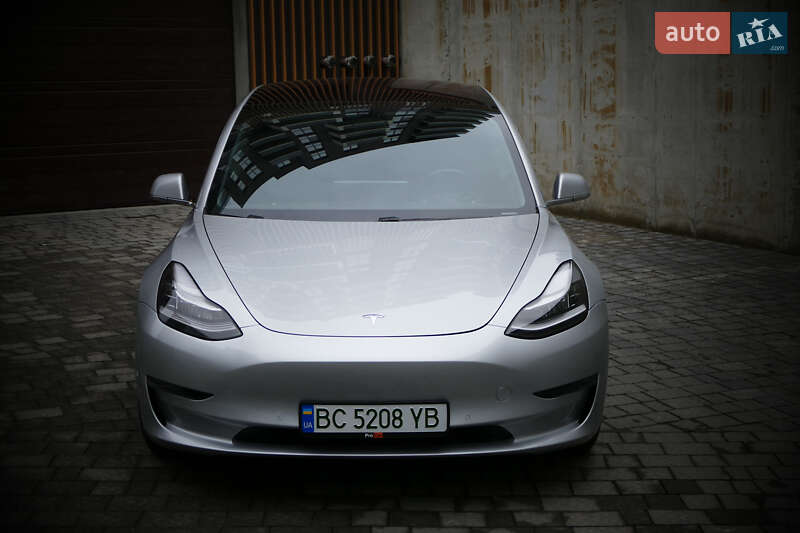 Седан Tesla Model 3 2018 в Львове