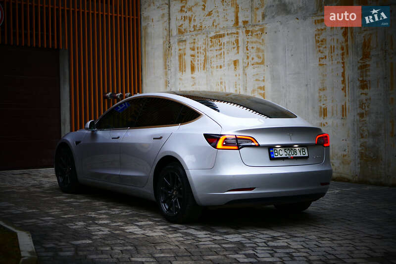 Седан Tesla Model 3 2018 в Львове