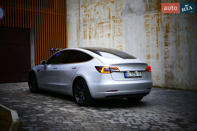 Седан Tesla Model 3 2018 в Львове