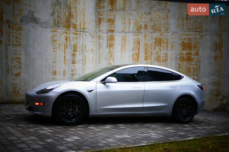 Седан Tesla Model 3 2018 в Львове